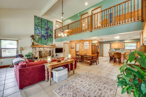 Waterfront Gem on Lake Martin w/ Kayaks & Dock! House in Lake Martin