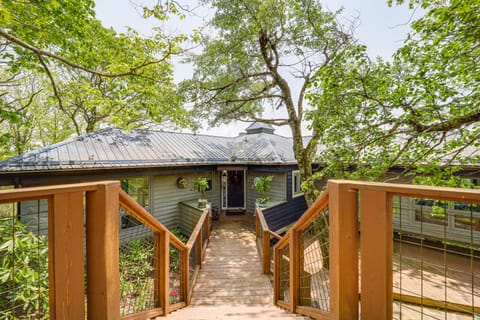 Close to Trails! Seven Devils Retreat w/ Hot Tub House in Seven Devils