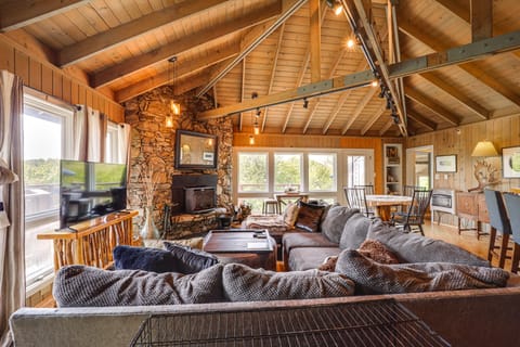 Close to Trails! Seven Devils Retreat w/ Hot Tub House in Seven Devils