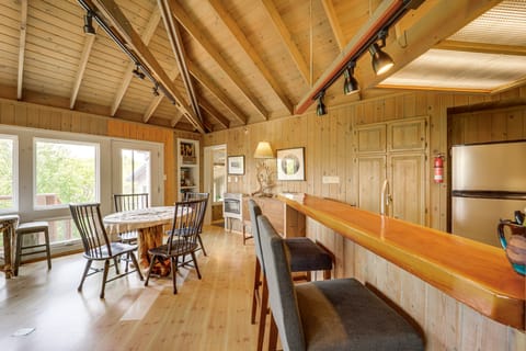 Close to Trails! Seven Devils Retreat w/ Hot Tub House in Seven Devils