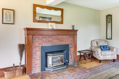 2 Mi to Chardon Square: Spacious Farmhouse House in Lake Erie