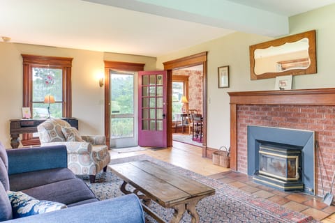 2 Mi to Chardon Square: Spacious Farmhouse House in Lake Erie