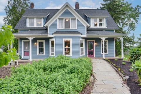 2 Mi to Chardon Square: Spacious Farmhouse House in Lake Erie