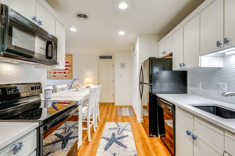 Stroll to Shore + Pool Access: Ocean City Retreat Apartment in Ocean City