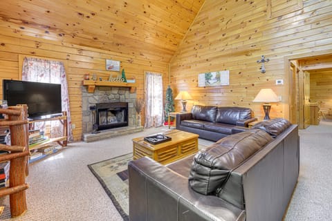 Smokies Cabin on Douglas Lake w/ Resort Pool House in Douglas Lake