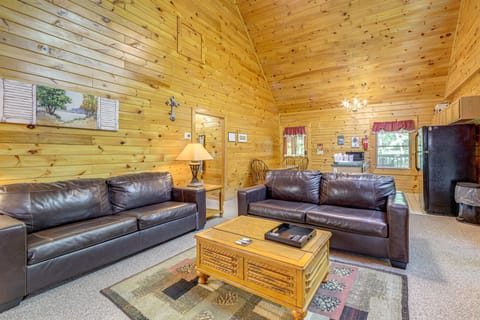 Smokies Cabin on Douglas Lake w/ Resort Pool House in Douglas Lake