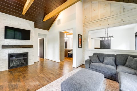 2 Mi to Tweetsie Railroad: New Home w/ Hot Tub! House in Watauga