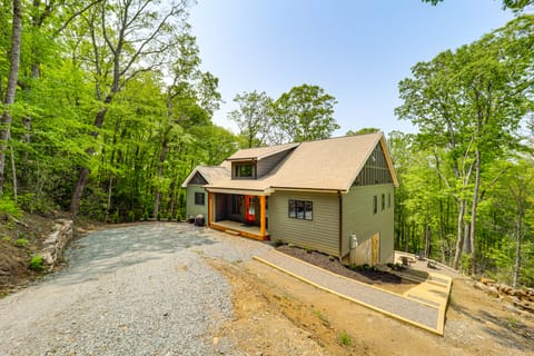 2 Mi to Tweetsie Railroad: New Home w/ Hot Tub! House in Watauga