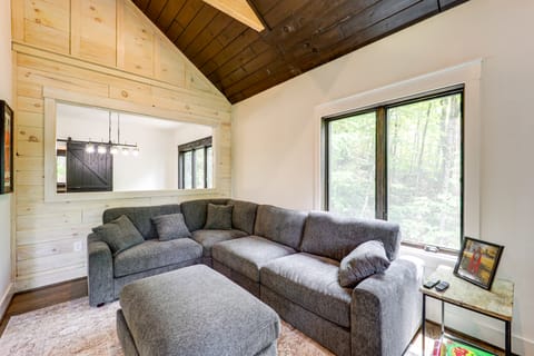 2 Mi to Tweetsie Railroad: New Home w/ Hot Tub! House in Watauga