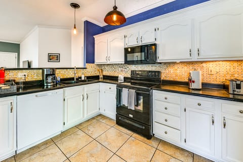 10 Mi to Keeneland: Family Home w/ Deck & Yard House in Lexington