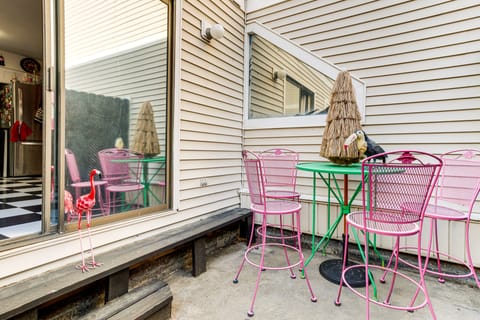 8 Mi to Dtwn Denver: Groovy Pet-Friendly Condo Apartment in Denver