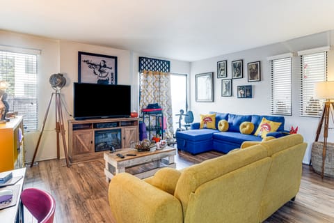 8 Mi to Dtwn Denver: Groovy Pet-Friendly Condo Apartment in Denver