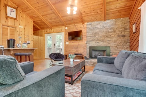 Private Hot Tub & Game Room: Cleveland Getaway House in White County