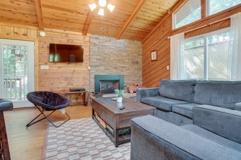 Private Hot Tub & Game Room: Cleveland Getaway House in White County