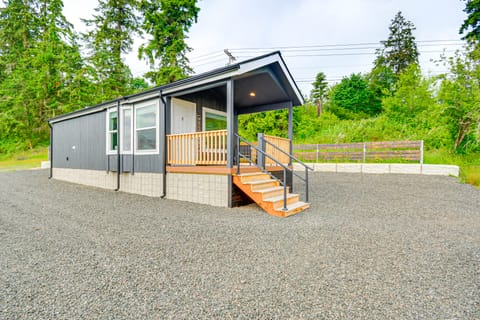 11 Mi to Port Townsend Ferry: Cottage w/ View! Cottage in Whidbey Island