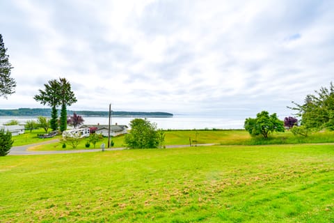 11 Mi to Port Townsend Ferry: Cottage w/ View! Cottage in Whidbey Island