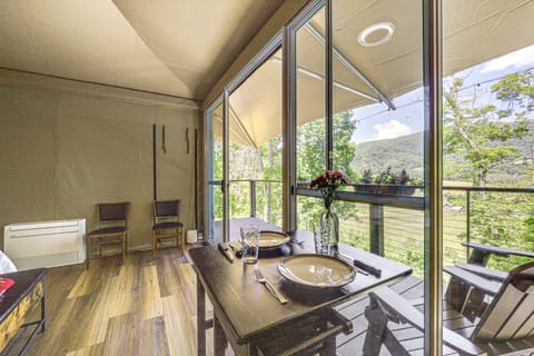 Mtn-View Deck: Scenic Glamping Getaway Near Boone! House in Brushy Fork