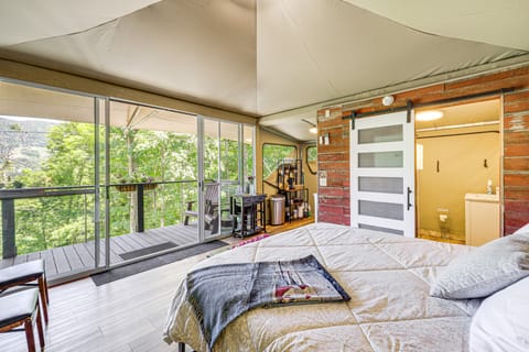 Mtn-View Deck: Scenic Glamping Getaway Near Boone! House in Brushy Fork