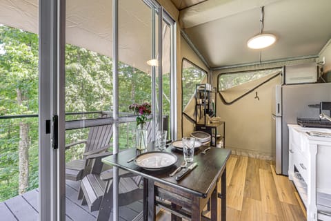 Mtn-View Deck: Scenic Glamping Getaway Near Boone! House in Brushy Fork