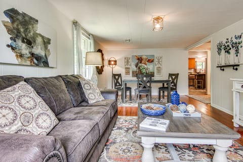 Vintage Farm Cottage Near Hikes & Pigeon River House in East Fork