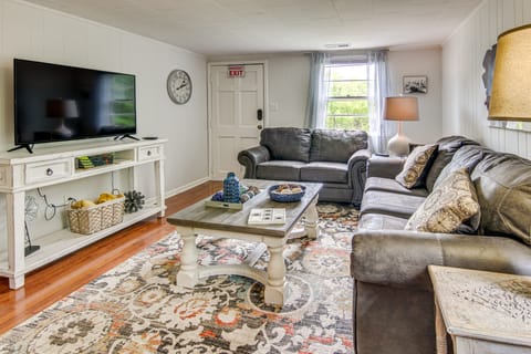 Vintage Farm Cottage Near Hikes & Pigeon River House in East Fork