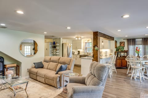 Private On-Site Boat Dock: Cabin on Lake Jordan House in Alabama