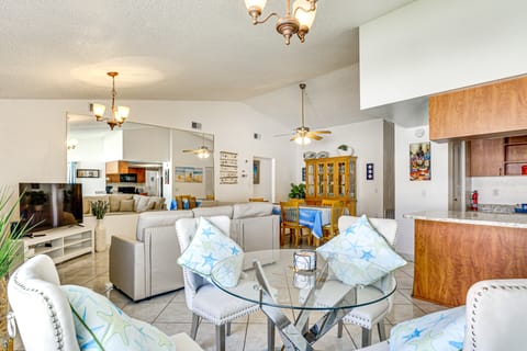 6 Mi to Hudson Beach: Port Richey Home w/ Patio! House in Florida