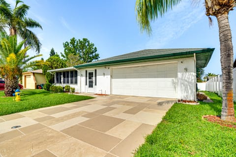 6 Mi to Hudson Beach: Port Richey Home w/ Patio! House in Florida
