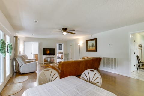 7 Mi to Tennessee River: Home w/ Patio in Florence House in Florence