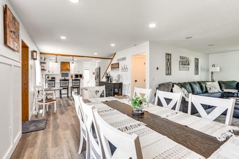 15 Mi to Downtown Sioux Falls: Gem w/ Yard! House in South Dakota