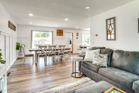 15 Mi to Downtown Sioux Falls: Gem w/ Yard! House in South Dakota