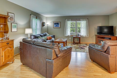 2 Mi to Woodbury Wildlife Area: Cozy Farmhouse! House in Ohio