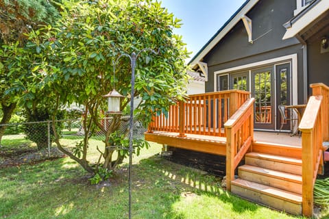 2 Mi to Dtwn Tacoma: Charming Home w/ Deck & Yard! House in Tacoma