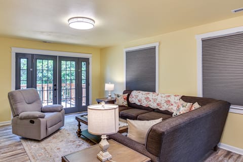 2 Mi to Dtwn Tacoma: Charming Home w/ Deck & Yard! House in Tacoma