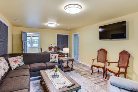 2 Mi to Dtwn Tacoma: Charming Home w/ Deck & Yard! House in Tacoma