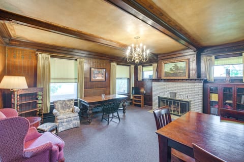 2 Mi to Lake Erie: Spacious Retreat Near Cafes! House in Erie