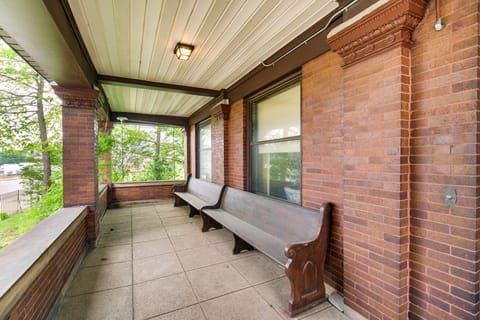 2 Mi to Lake Erie: Spacious Retreat Near Cafes! House in Erie