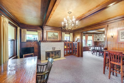 2 Mi to Lake Erie: Spacious Retreat Near Cafes! House in Erie