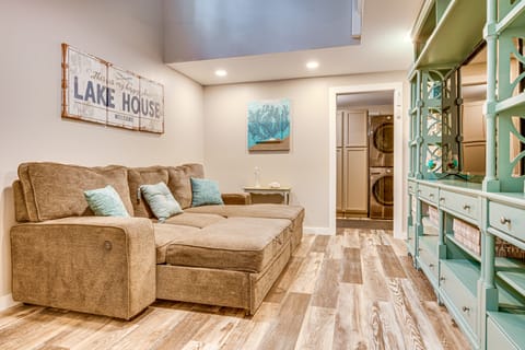 Walk to Lake Beaches: Cabin w/ Patio in Belmont! House in Tilton