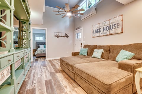 Walk to Lake Beaches: Cabin w/ Patio in Belmont! House in Tilton