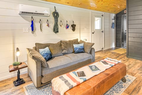 Covered Deck & Hot Tub: Cozy Retreat in Campton! House in Kentucky