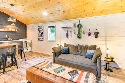 Covered Deck & Hot Tub: Cozy Retreat in Campton! House in Kentucky