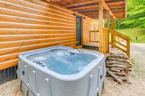 Covered Deck & Hot Tub: Cozy Retreat in Campton! House in Kentucky