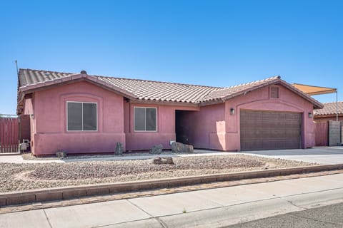 Near Golf Courses: Poolside Paradise in Yuma! House in Fortuna Foothills