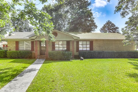 1 Mi to Dtwn Waycross: Home w/ Furnished Porch House in Waycross