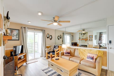 2 Mi to Ober Mountain: Cozy Retreat w/ Balcony Apartment in Gatlinburg