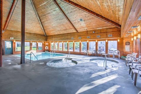 2 Mi to Ober Mountain: Cozy Retreat w/ Balcony Apartment in Gatlinburg