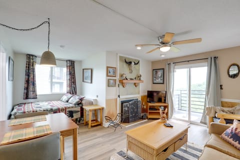 2 Mi to Ober Mountain: Cozy Retreat w/ Balcony Apartment in Gatlinburg