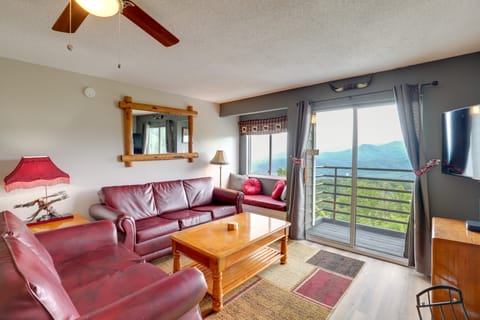 Smokies Condo 3 Mi to Nat'l Park + Hot Tub Access Apartment in Gatlinburg
