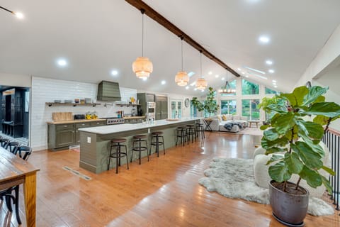 Hot Tub & Theater Room: Getaway in Falling Waters House in Shenandoah Valley